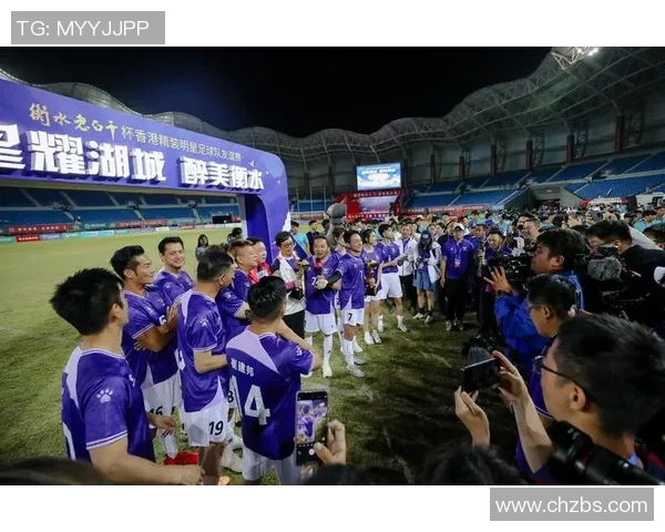 足球明星早期合影珍藏回忆展现他们的成长与奋斗历程